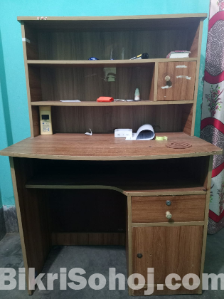 পড়ার টেবিল